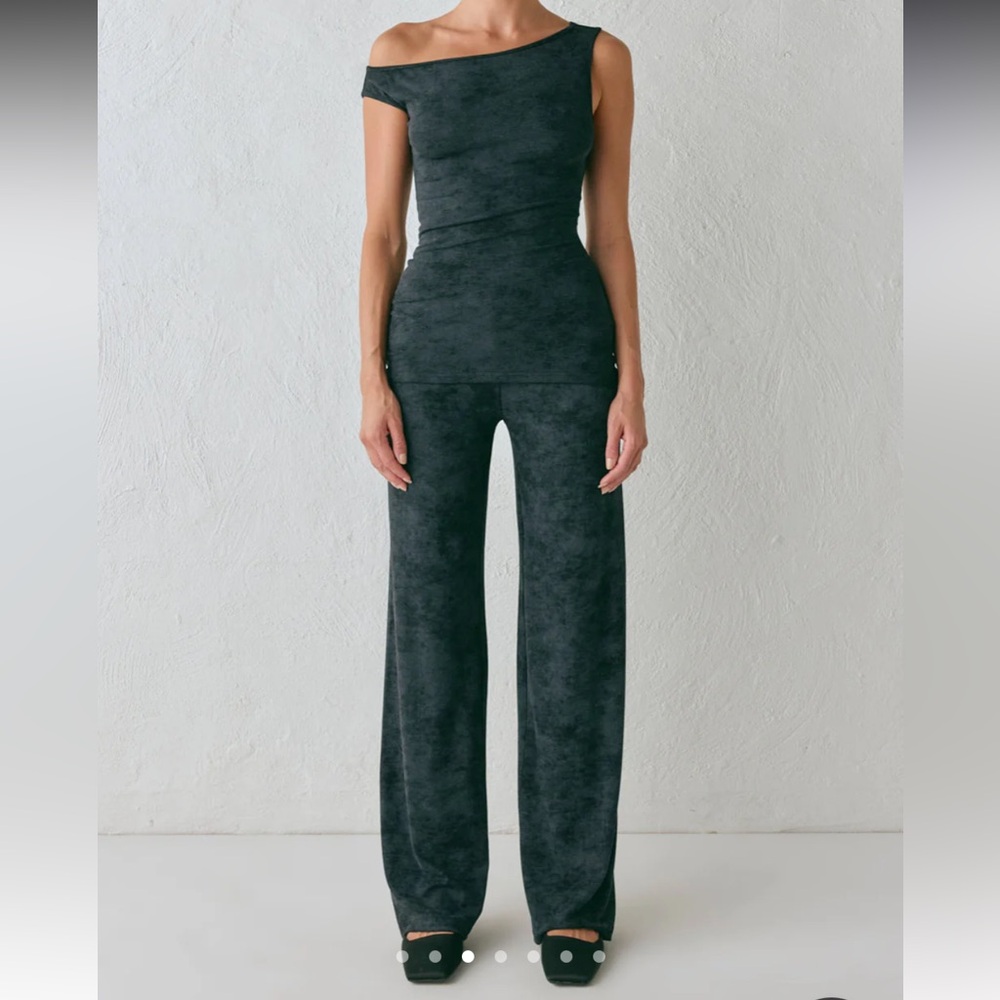 SOLD OUT Vrg Grl Black Women's Set
